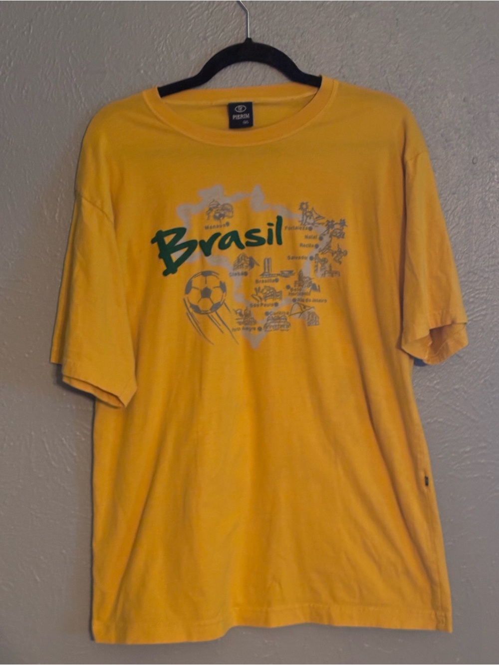 Brasil soccer Graphic Short Sleeve Tee - size large - Yellow